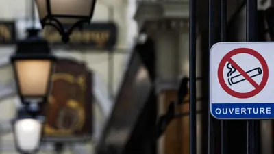 لافتة تشير إلى أن التدخين ممنوع في العاصمة الفرنسية باريس