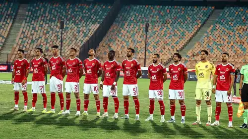 محمد علي بن رمضان مع لاعبي الأهلي