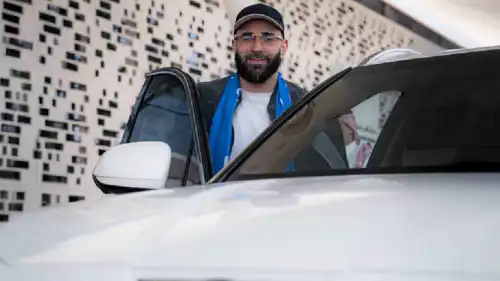 كريم بنزيما بعد استقباله في مطار الملك خالد بالرياض