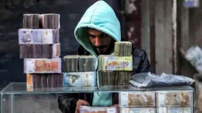 صرّاف في أحد شوارع دمشق