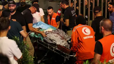 نقل مصابين في التفجير للمستشفيات