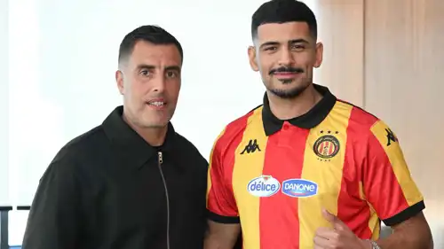 محمد دراغر بقميص الترجي مع المدير الرياضي يزيد المنصوري