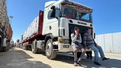 الشاحنات تنتظر على حدود غزة