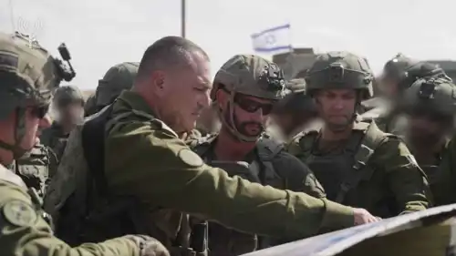 زامير خلال متابعة خريطة الانسحاب الإسرائيلي في غزة