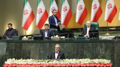 مسعود بزشكيان يتحدث خلال مراسم أداء اليمين في البرلمان