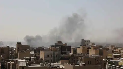 دخان يتصاعد بعد غارات على طهران