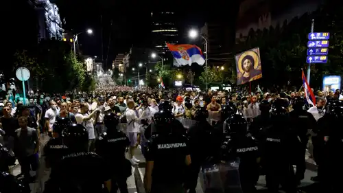  مكافحة الشغب الصربية تواجه متظاهرين مناهضين للحكومة في بلغراد 