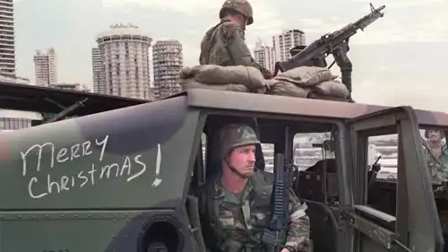 جنود أمريكيون يحرسون مواقعهم في مدينة بنما