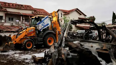 آثار قصف من "حزب الله" على مواقع إسرائيلية