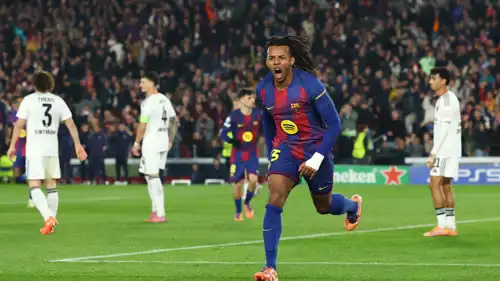 فرحة كوندي بهدفه في مرمى فرانكفورت