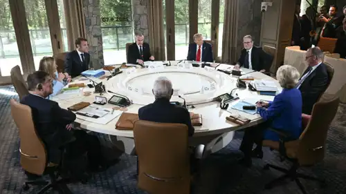 الرئيس الأمريكي دونالد ترامب إلى جانب زعماء أوروبيين ودوليين