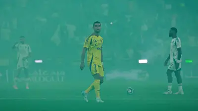 رونالدو وسط دخان الشماريخ في مباراة الأهلي والنصر