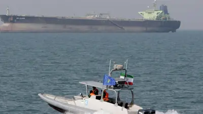 زورق إيراني وناقلة نفط- أرشيفية