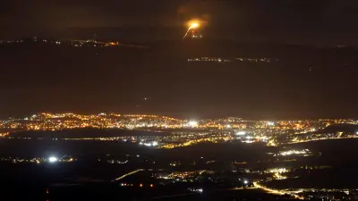 قنابل الجيش الإسرائيلي تضيء السماء على طول الحدود مع لبنان 