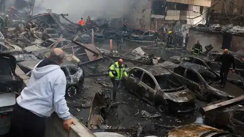 يعمل رجال الإنقاذ في موقع غارة إسرائيلية على لبنان.