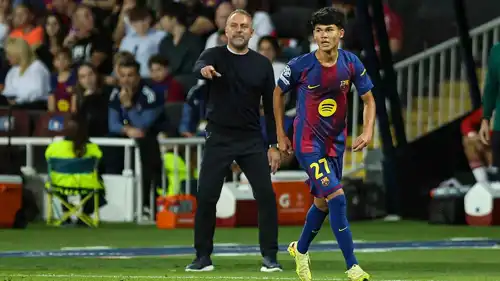 هانزي فليك مع اللاعب درو فرنانديز