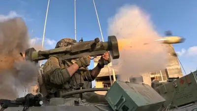 جندي إسرائيلي يطلق قذيفة