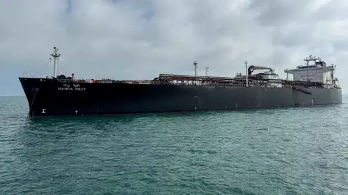 سفينة تحمل وقود تعبر مضيق هرمز