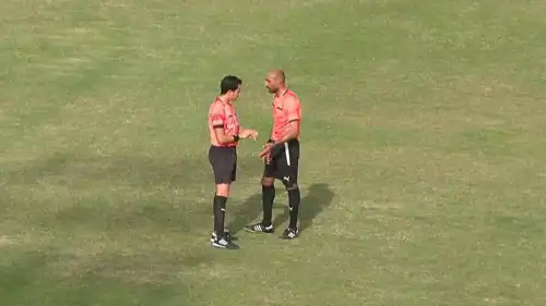 نقاش الحكام حول صحة ركلة الجزاء 