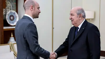 وزير الخارجية الفرنسي في لقاء سابق مع الرئيس الجزائري