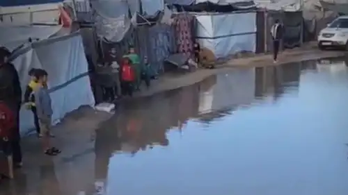 برك المياه تحاصر خيام النازحين في المواصي بخان يونس