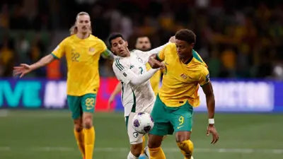 كوسيني ينغي لاعب منتخب أستراليا في مباراة السعودية 