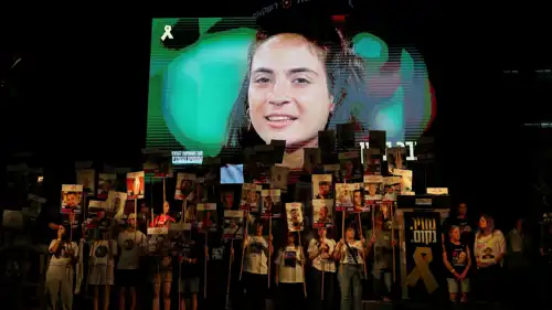 محتجون يرفعون صور الرهائن في تل أبيب