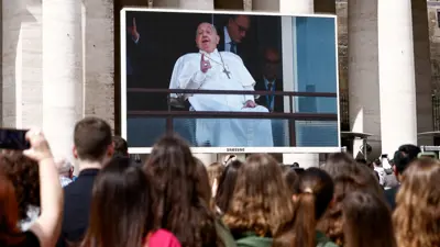 البابا فرانسيس خلال أول ظهور علني له منذ خمسة أسابيع