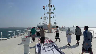 عناصر من مليشيا الحوثي يستهدفون سفنا تجارية في البحر الأحمر