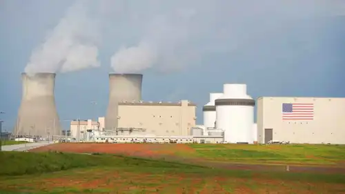 أبراج التبريد في محطة "فوغتل" النووية في جورجيا