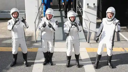 طاقم محطة الفضاء الدولية "كرو- 11"