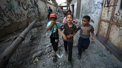 أطفال فلسطينيون عقب غارة إسرائيلية في غزة