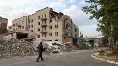 مبنى تعرض لضرية روسية في دونيتسك