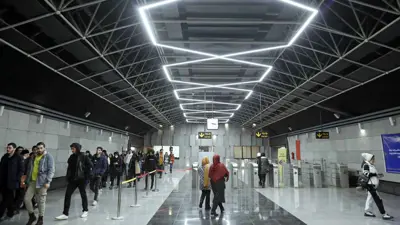 مسافرون في مترو طهران