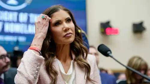 وزيرة الأمن الداخلي كريستي نويم