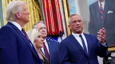  وزير الصحة روبرت ف. كينيدي بجانب الرئيس ترامب 