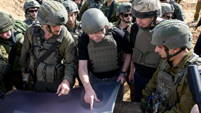 رئيس الوزراء الإسرائيلي بنيامين نتنياهو برفقة مجموعة من الجنود