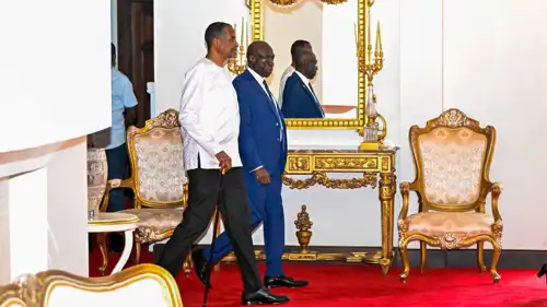 موسيفيني مستقبلا قائد قوات الدعم السريع "حميدتي"