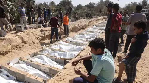 دفن رفات فلسطينيين في مقبرة بدير البلح