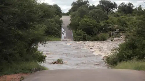 طريق متضرر جراء هطول أمطار غزيرة في مبومالانجا، جنوب أفريقيا