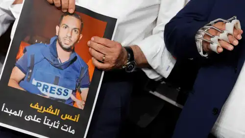 صورة للراحل أنس الشريف خلال وقفة تضامنية