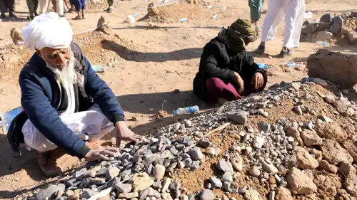 أفغانيون يبكون أقرباءهم الذين قضوا في الزلزال