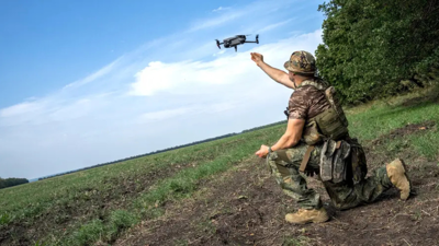 جندي أوكراني يستخدم طائرة مسيرة 