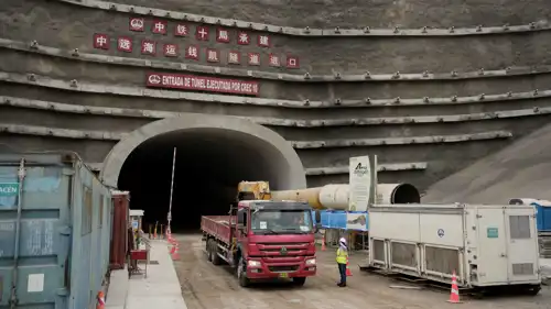 نفق في ميناء صيني ضخم جديد في تشانكاي، بيرو،