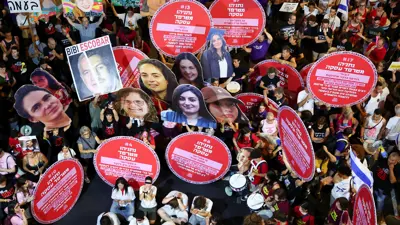 متظاهرون في تل أبيب يطالبون باستعادة الرهائن