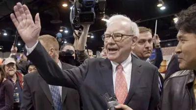 وارن بافيت يلوح للمساهمين في شركة بيركشاير هاثاواي