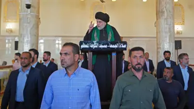 مقتدى الصدر إلى جانب أنصاره في مسجد الكوفة