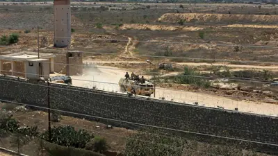   مدرعة عسكرية على الجانب المصري من الحدود مع غزة