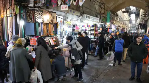 إيرانيون يتجولون في سوق طهران