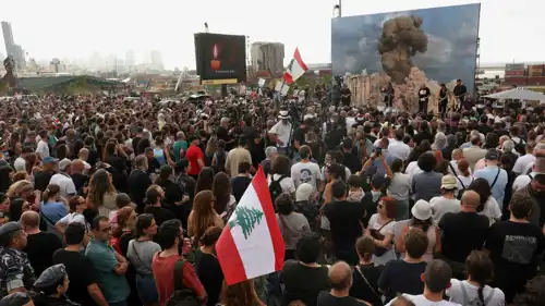 ذوو ضحايا انفجار مرفأ بيروت قبالة موقع الكارثة